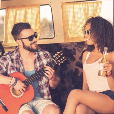 Neşeli erkek ve kadın minibüs