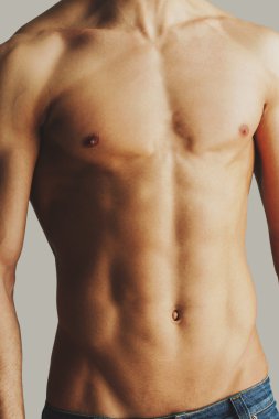 gömleksiz genç adam