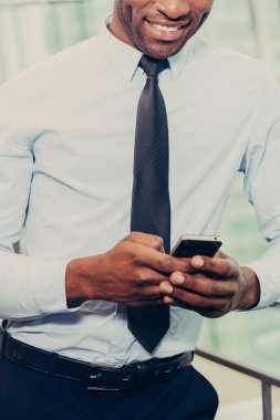 Cep telefonu olan Afrikalı adam.