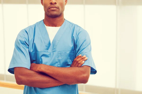 Medico in uniforme blu con braccia incrociate — Foto Stock