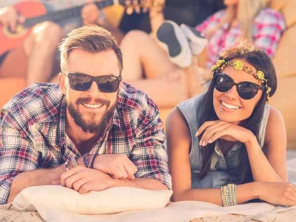 Alegre joven pareja — Foto de Stock