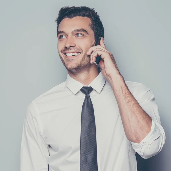 Uomo che parla al cellulare — Foto Stock