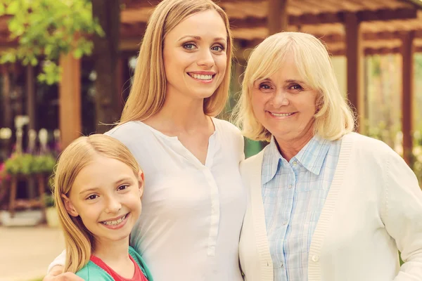 Generaciones de mujeres uniéndose — Foto de Stock