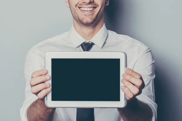 Joven alegre con tableta digital — Foto de Stock