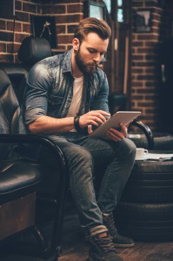 sakallı adam dijital tablet üzerinde çalışan