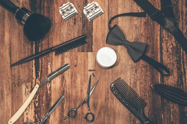 Accesorios de barbería en mesa de madera — Foto de Stock