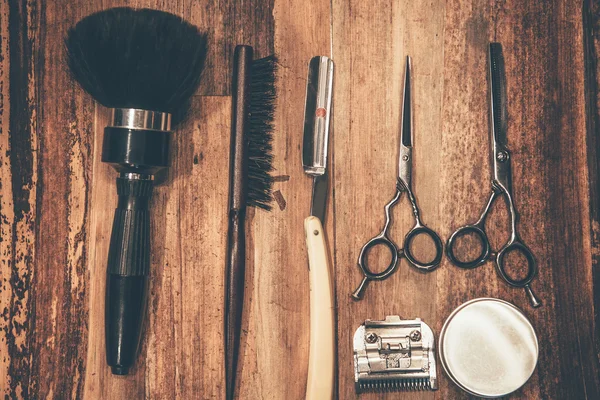 Acessórios de barbearia em mesa de madeira — Fotografia de Stock