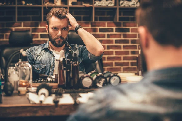 Beau jeune homme barbu — Photo