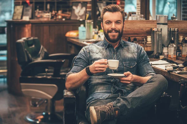 Barbudo hombre con taza de café —  Fotos de Stock