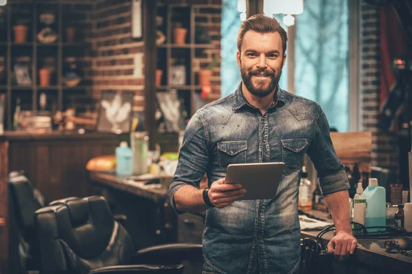 Hombre barbudo trabajando en tableta digital — Foto de Stock