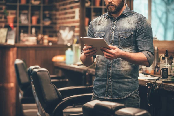 Bearded man working on digital tablet — Stock Photo, Image