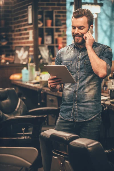 Бородатий чоловік працює на цифровому планшеті — стокове фото