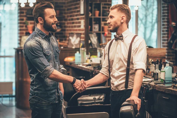 Jovem homem bonito na barbearia — Fotografia de Stock