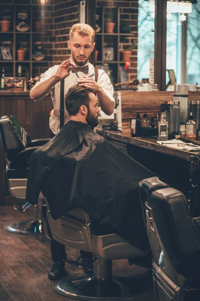 Junger schöner Mann im Friseurladen — Stockfoto