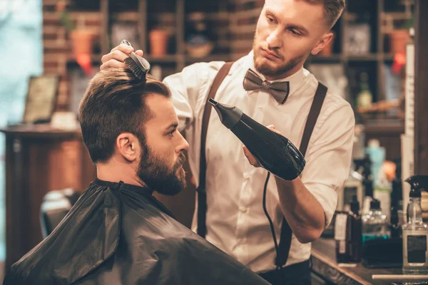 Jonge knappe man in de barbershop — Stockfoto