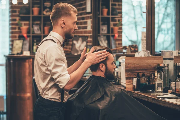 Joven guapo hombre en la barbería —  Fotos de Stock