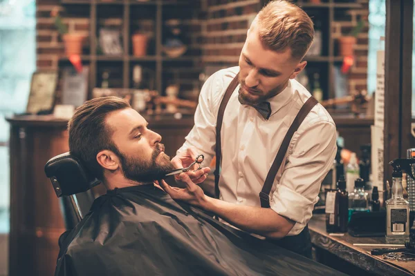 Jovem homem bonito na barbearia — Fotografia de Stock