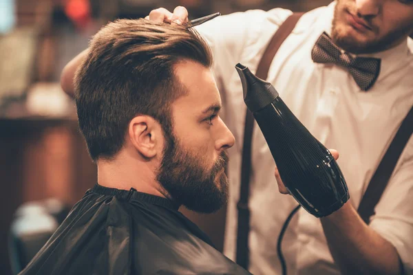 Młody przystojny mężczyzna w fryzjera — Zdjęcie stockowe