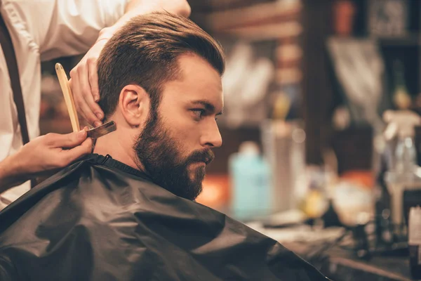 Jeune homme beau dans le salon de coiffure — Photo
