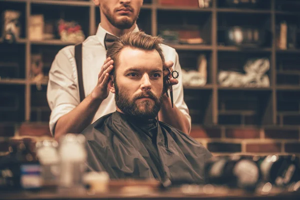 Jovem homem bonito na barbearia — Fotografia de Stock