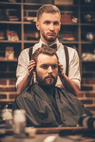 Jovem homem bonito na barbearia — Fotografia de Stock