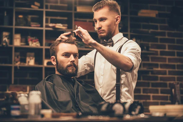 Giovane bell'uomo in barbiere — Foto Stock