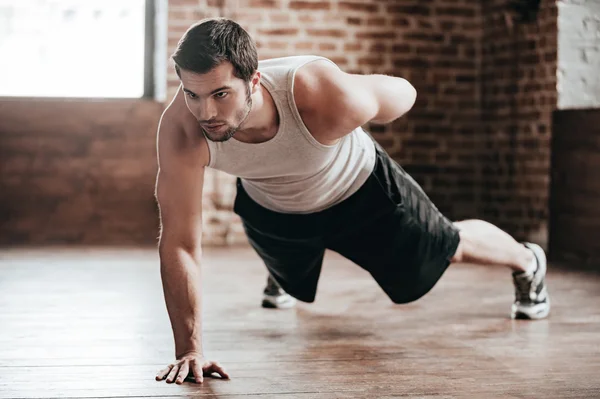 Säker muscled ung man — Stockfoto