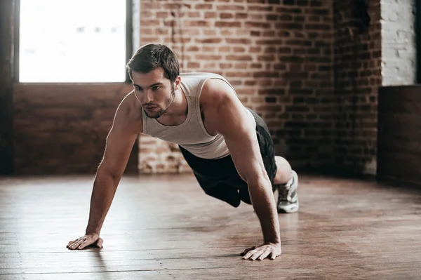 Säker muscled ung man — Stockfoto