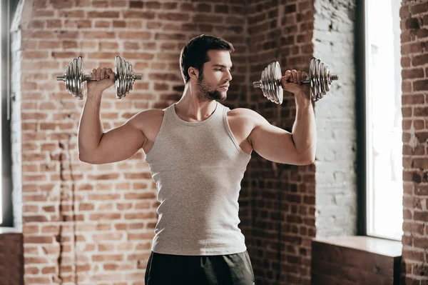 Säker muscled ung man — Stockfoto