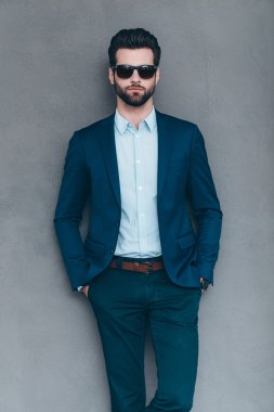 Şık yakışıklı erkek güneş gözlüğü