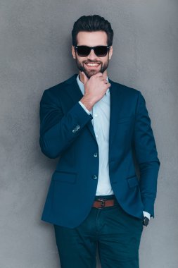 Şık yakışıklı erkek güneş gözlüğü