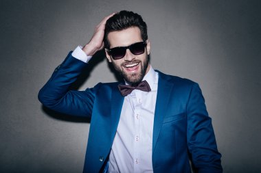 Şık yakışıklı erkek güneş gözlüğü