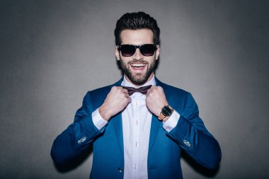 Şık yakışıklı erkek güneş gözlüğü