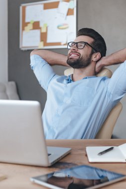 Yakışıklı ofiste dizüstü bilgisayar ile çalışma