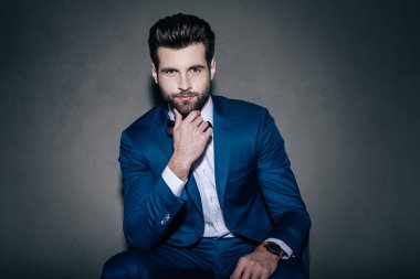 Kendine güvenen giyen takım elbise