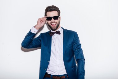 yakışıklı erkek takım elbise ve güneş gözlüğü