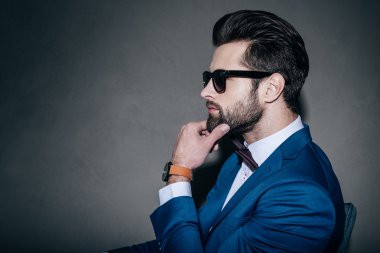 yakışıklı erkek takım elbise ve güneş gözlüğü