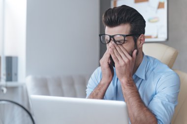 Yakışıklı ofiste dizüstü bilgisayar ile çalışma