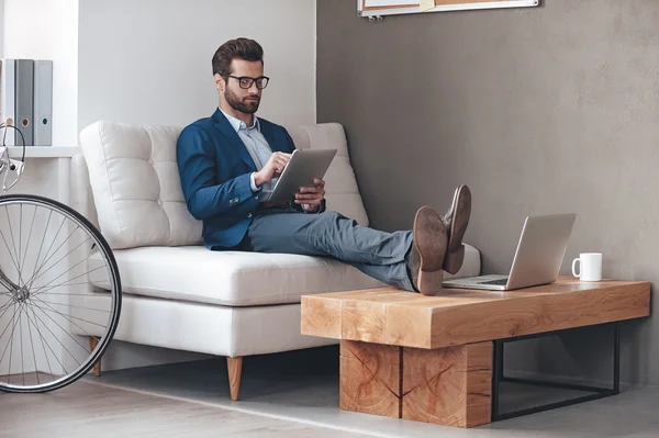 Schöner Mann, der mit Touchpad arbeitet — Stockfoto