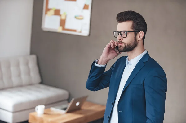 Man met bril met mobiele telefoon — Stockfoto