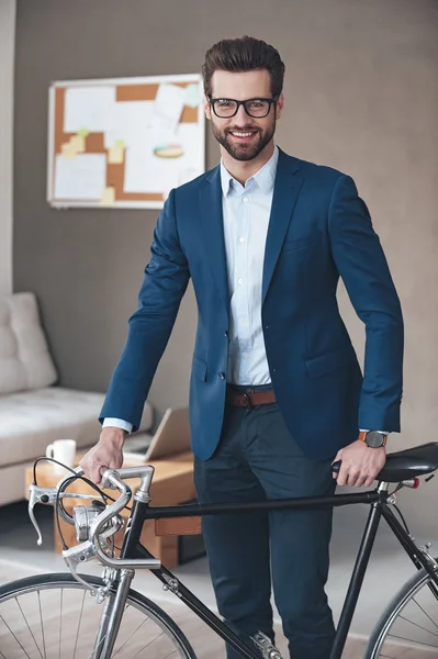 レトロな自転車を持ったビジネスマン — ストック写真