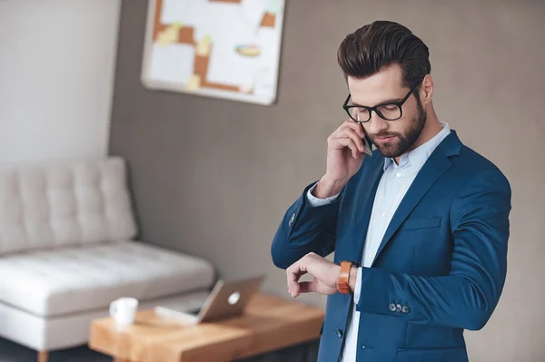 Homem usando óculos com telefone celular — Fotografia de Stock