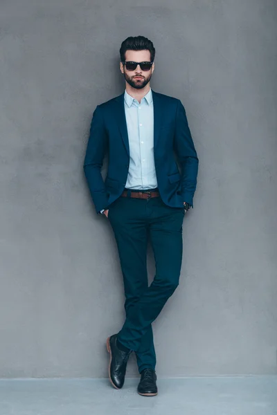 Elegante hombre guapo en gafas de sol — Foto de Stock