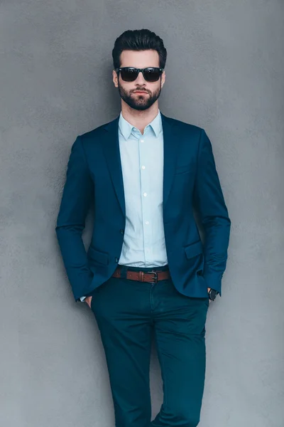 Elegante homem bonito em óculos de sol — Fotografia de Stock