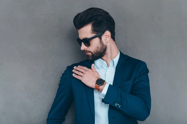 Elegante hombre guapo en gafas de sol — Foto de Stock