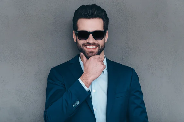 Elegante hombre guapo en gafas de sol — Foto de Stock