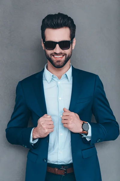 Elegante homem bonito em óculos de sol — Fotografia de Stock