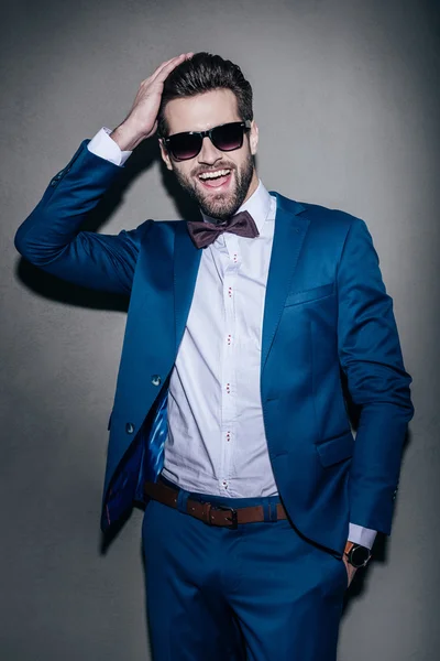 Elegante hombre guapo en gafas de sol — Foto de Stock