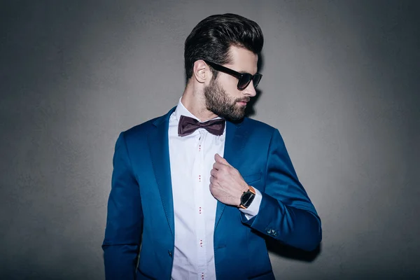 Elegante hombre guapo en gafas de sol —  Fotos de Stock