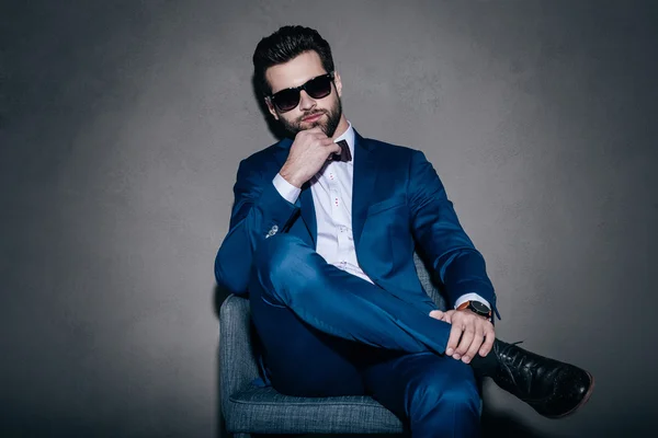Handsome man in suit and sunglasses — Stock Photo, Image